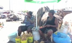 Potato vendors wait for customers at the Croix-dèz-Beausalles open air market in downtown Port au Prince. (VOA Creole/Matiado Vilme)