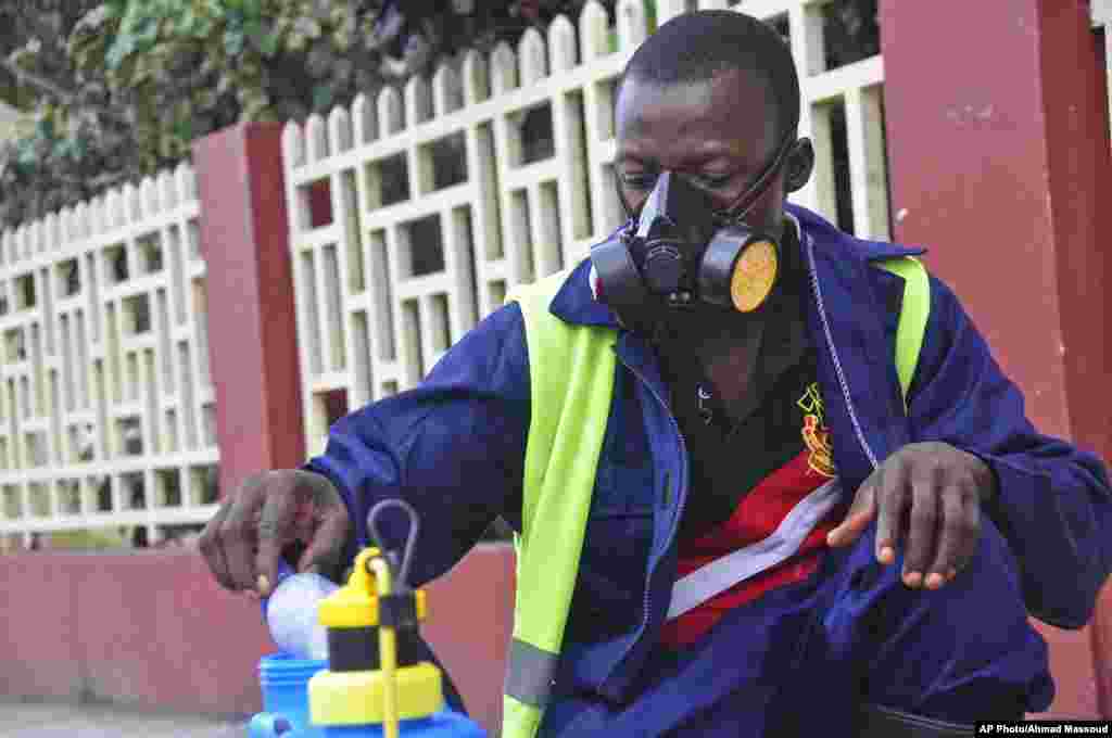 An employee of the Monrovia City Corporation mixes disinfectant before spraying it on the streets to prevent the spread of the deadly Ebola virus, Monrovia, Liberia, August 1, 2014.&nbsp;