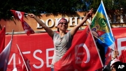 在伊斯坦布尔，等候埃尔多安总统到来的支持者挥舞旗帜(2017年4月15日)