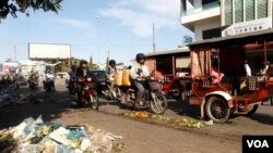 រូបឯកសារ៖ គំនរ​សំរាម​ដែល​​ភាគច្រើនជាថង់ប្លាស្ទិក ត្រូវ​បានទុក​ចោល​នៅ​ជិតផ្សារ​ដើមគរ នាព្រឹកថ្ងៃទី៣ ខែកក្កដា ឆ្នាំ២០១៥។ (អ៊ុច នីដា/VOA)