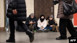 Жители се засолнуваат во метро станица за време на аларм за воздушен напад во Киев, Украина, 31 декември 2024 година