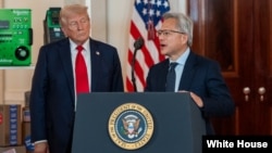 2025年4月30日，在白宫举行的“投资美国”活动上，英伟达首席执行官黄仁勋发表讲话，特朗普在旁聆听。