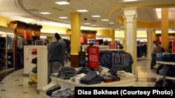 Holiday sales: customers shop at a Polo Ralph Lauren store in Virginia. (Photo by Diaa Bekheet)