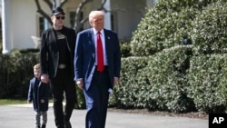 美國總統特朗普和特斯拉行政總裁馬斯克抵達白宮南草坪。 (2025年3月11日)