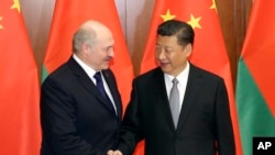 资料照：中国领导人习近平在北京钓鱼台国宾馆欢迎到访的白俄罗斯总统卢卡申科。（2017年6月16日）