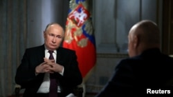 রাশিয়ার প্রেসিডেন্ট ভ্লাদিমির পুতিন রাষ্ট্রীয় গণমাধ্যমে সাক্ষাৎকার দিচ্ছেন। ফটোঃ ১২ মার্চ, ২০২৪। 