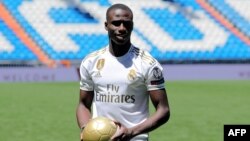 Ferland Mendy lors de sa présentation au Santiago Bernabeu, Espagne, le 19 juin 2019.