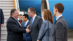 صبح سه شنبه به وقت محلی مایک پمپئو وارد فرودگاه هانوی شد و مورد استقبال قرار گرفت.