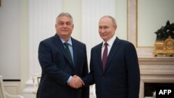 នាយករដ្ឋមន្ត្រី​ហុងគ្រីលោក Viktor Orban ចាប់ដៃគ្នាជាមួយ​ប្រធានាធិបតី​រុស្ស៊ី​លោក Vladimir Putin នៅ​ក្នុង​ជំនួប​មួយ​នៅ​វិមាន​ Kremlin ទីក្រុងមូស្គូ ប្រទេសរុស្ស៊ី​ នាថ្ងៃទី ៥ ខែកក្កដា ឆ្នាំ ២០២៤។ (HUNGARIAN PRIME MINISTER'S OFFICE / AFP)