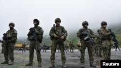 Pripadnici mirovnih snaga KFOR-a patroliraju u blizini graničnog prelaza Jarinje između Kosova i Srbije, Kosovo, 2. oktobra 2021. (Foto: Rojters, Laura Hasani)