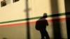 La sombra de un migrante mexicano se posa sobre uno de los muros de una oficia del Instituto Nacional de Migración, en Ciudad Juárez, México, tras ser deportado de Estados Unidos el 29 de abril de 2020.