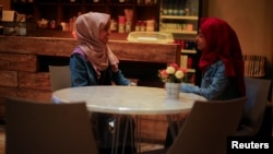 Jeunes femmes dans le seul cybercafé réservé aux femmes à Marib, au Yémen, le 13 octobre 2020.