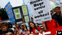 په اسرائیلو کې یوه ښځه د سوکوت په نامه د یهودانو د یوه مذهبي ورځې د لمانځلو لپاره په یوه کور کې د میوو د ځوړندولو په حال کې.