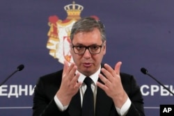 Predsednik Srbije Aleksandar Vučić obraća se medijima posle pucnjave u osnovnoj školi Vladislav Ribnikar, 3. maja 2023. (Foto: AP/Darko Vojinović)