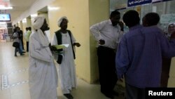 Sudanese migrants wait to pay taxes at the Secretariat for Sudanese Working Abroad, Khartoum, May 13, 2013.