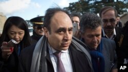 Ông Monzer Akbik (giữa) phát ngôn viên phe đốii lập Syria, rời trụ sở Liên hiệp quốc ở Geneve, Thụy Sĩ, sau cuộc họp báo ngắn, 27/1/14