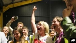 Para pendukung Hak Aborsi merayakan kemenangan mereka saat diumumkannya hasil pemungutan suara dalam referendum konstitusi ke-8 Irlandia di pusat penghitungan suara RDS, Dublin, Irlandia, 26 Mei 2018.