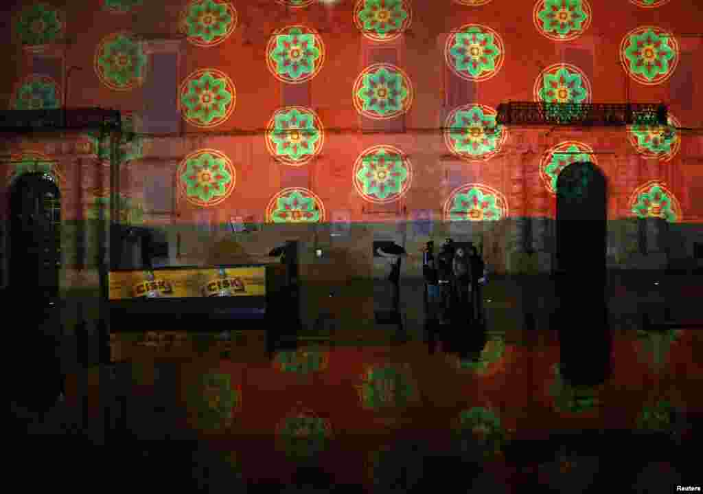 Pantulan tiga dimensi yang dirancang oleh mahasiswa Malta College of Arts, Science and Technology di Istana Presiden pada latihan perayaan malam tahun baru di Valletta, Malta (31/12). (Reuters/Darrin Zammit Lupi)