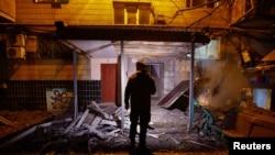 Pintu masuk bangunan tempat tinggal bertingkat yang hancur akibat penembakan baru-baru ini selama konflik Rusia-Ukraina di Donetsk, Ukraina yang dikuasai Rusia, 26 Oktober 2023. (REUTERS/Alexander Ermochenko)