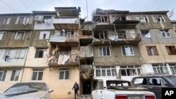 Pogođena zgrada u gradu Stepanakertu u Nagorno-Karabahu (FotoAP/Siranush Sargsyan)