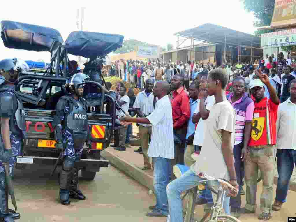 In the suburb of Kyabando Erisa, voters clash with police over the lack of ballot papers. Many say they are worried their vote won't be counted, Feb. 18, 2016. (L. Paulat/VOA)