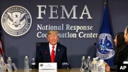 Presiden AS Donald Trump bertemu dengan pejabat Jawatan Manajemen Darurat Federal (FEMA) untuk membahas musim angin topan mendatang di Washington, DC (4/8).