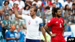 Harry Kane célèbre son but alors que le Torontois Roman Torres semble abattu, le 24 juin 2018.
