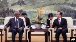 Former U.N. Secretary-General Kofi Annan, left, meets with Chinese Premier Wen Jiabao at the Great Hall of People in Beijing, March 27, 2012. 