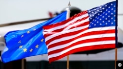 Bendera AS dan Uni Eropa di Bandara Internasional Dulles di Chantilly, VA, 3 Juli 2012. (Foto: Jacquelyn Martin/AP)