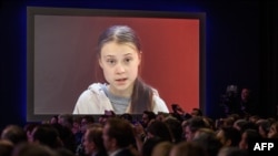 La militante suédoise Greta Thunberg assistant à une session au centre du Congrès lors de la réunion annuelle du Forum Economique Mondial à Davos, le 21 janvier 2020. (Fabrice Coffrini/AFP)