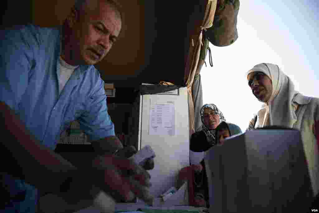Syrian refugees wait to fill prescriptions at a pharmacy at a Moroccan-run field hospital at the Za&#39;tari refugee camp. (Y. Weeks/VOA)
