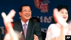 Vụ bắt giữ xảy ra v&#224;i ng&#224;y sau khi &#244;ng Hun Sen c&#244;ng bố một ứng dụng tr&#234;n điện thoại di động cũng như một trang web nhằm trao đổi với c&#244;ng ch&#250;ng, nhất l&#224; c&#225;c cử tri trẻ tuổi m&#224; đa phần ủng hộ phe đối lập.
