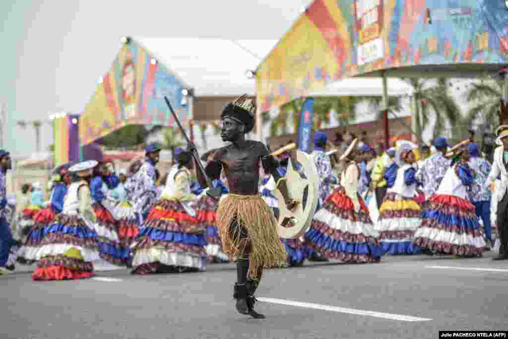 Os bailarinos atuam durante o seu desfile no segundo dia do Carnaval de Luanda, em Luanda, a 2 de março de 2025