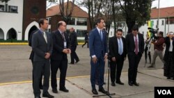 “Todo el mundo puede esperar que EE.UU. continuará (tomando medidas para apoyar a la oposición venezolana)”, dijo Pompeo después de reunirse con el presidente encargado Juan Guaidó en Bogotá, Colombia en el marco de una conferencia regional sobre terrorismo.