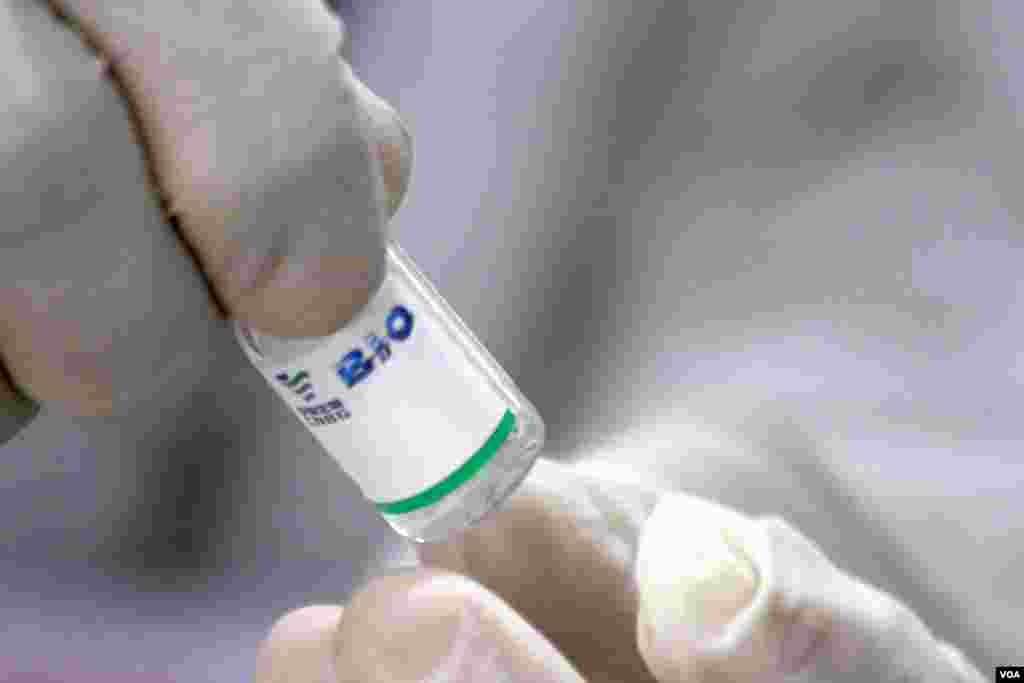 ការ​ចាក់​វ៉ាក់សាំង​បង្ការ​ជំងឺ​កូវីដ១៩​ ស៊ីណូហ្វាម​​ នៅ​ភ្នំពេញ​ ថ្ងៃ​ទី១០​ ខែ​កុម្ភៈ​ ឆ្នាំ​២០២១​។ (ហ៊ាន សុជាតា​​/វីអូអេ) 