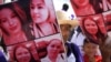 Mujeres marchan durante la conmemoración del Día Internacional para la Eliminación de la Violencia contra la Mujer, en San Salvador, El Salvador. [Foto de archivo]