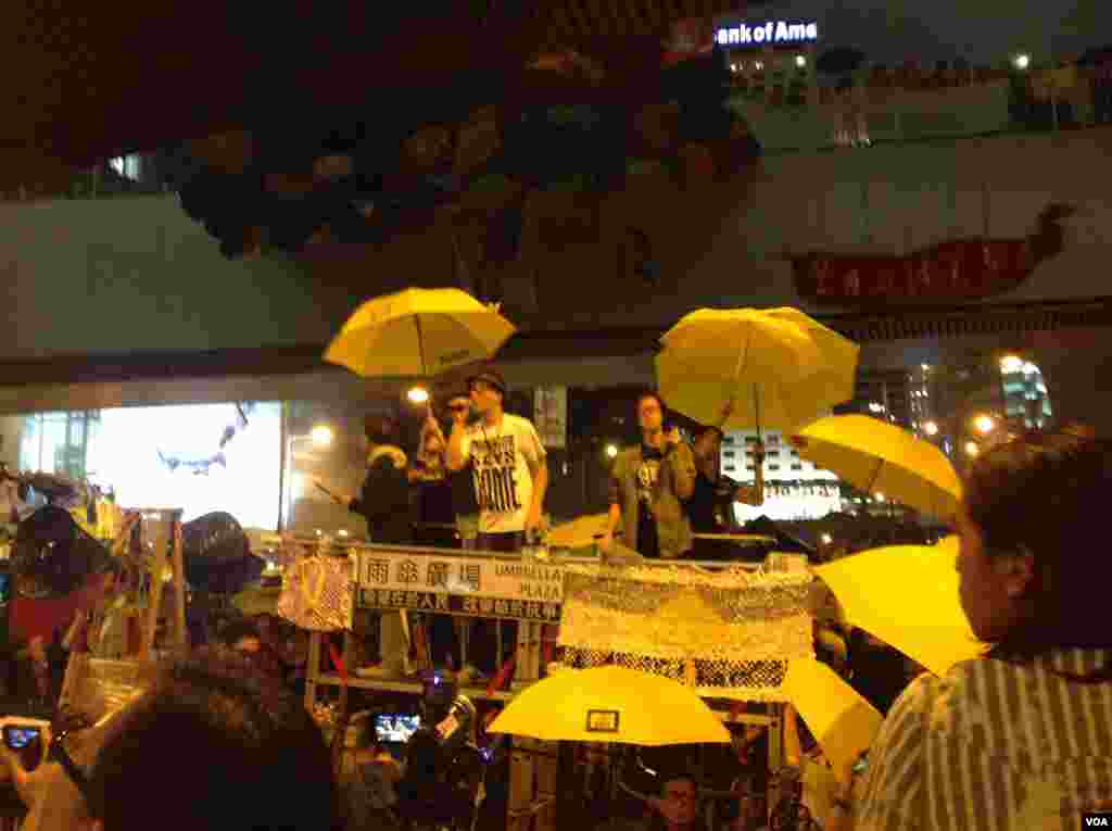 數以千計港人在金鐘佔領區舉傘默立87秒，紀念佔領運動滿月（美國之音海彥 拍攝） 