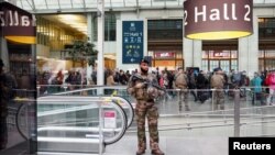 Tentara Prancis mengamankan kawasan itu setelah seorang pria dengan pisau melukai beberapa orang di stasiun kereta Gare de Lyon di Paris, Prancis, 3 Februari 2024. (Foto: REUTERS/Gonzalo Fuentes)
​