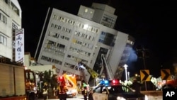 Bangunan hotel tampak miring setelah lantai dasar Hotel Marsekal di Hualien ambruk akibat gempa berkekuatan 6,4 skala Richter melanda Taiwan timur, Rabu dini hari (7/2).