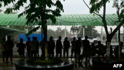 ကရင်နယ်ခြားစောင့်တပ်က ဝင်ရောက်စီးနင်းရှာဖွေထားတဲ့ အွန်လိုင်းငွေလိမ်ဂိုးဏ်းအလုပပ်သမားတွေနဲ့ အဓမ္မခိုင်းစေခံရသူတွေလို့ဆိုသူတွေကို မြဝတီမြို့ ထိုင်းနဲ့နယ်စပ် စစ်ဆေးရေးဂိတ်မှာတွေ့ရစဥ်။ (ဖေဖေါ်ာဝါရီ ၂၃၊ ၂၀၂၅)