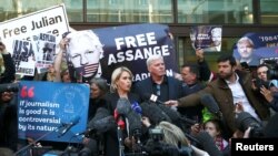 Kristinn Hrafnsson, tổng biên tập của Wikileaks, và luật sư Jennifer Robinson phát biểu trước báo giới bên ngoài tòa án sau khi người sáng lập WikiLeaks Julian Assange bị bắt giữ ở London, Britain, ngày 11 tháng 4, 2019. 