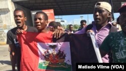 Manifestan nan Pòtoprens ak yon drapo nwa e blan nan men yo ap mande demisyon Prezidan Jovenel Moïse nan okazyon fèt drapo a, 18 novanm 2018. Foto: Matiado Vilme/ VOA 