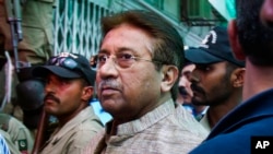 Jenderal Pervez Musharraf saat tiba di pengadilan di Islamabad, Pakistan (foto: dok). Pengadilan mengabulkan permohonan tahanan luar bagi Musharraf. 
