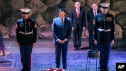 ဂျေရုဆလင်မြို့ရှိ Holocaust အမှတ်တရဗိမာန်တွင် ဂုဏ်ပြုပန်းခွေချပြီးနောက် တွေ့ရသည့် အမေရိကန်နိုင်ငံခြားရေးဝန်ကြီး Marco Rubio (လယ်)။ (၁၆ ဖေဖော်ဝါရီ ၂၀၂၅)​ (AP)