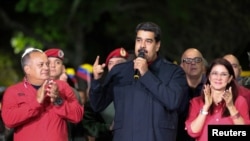 Presiden Venezuela Nicolas Maduro (tengah) memberikan keterangan seusai pertemuan dengan pemerintah di Istana Caracas, Venezuela, setelah hasil pemilihan gubernur diumumkan secara nasional, 15 Oktober 2017. 