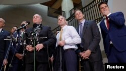 Republikanski kongresmeni odgovaraju na pitanja novinara u Kongresu za vreme svedočenja Lore Kuper iza zatvorenih vrata (Foto: Reuters/Yuri Gripas)