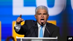 José Raúl Mulino, candidato presidencial de Realizando Metas, se dirige a sus simpatizantes en un acto de campaña en Ciudad de Panamá, el domingo 28 de de abril de 2024. Panamá tendrá elecciones generales el domingo 5 de mayo. 