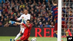 Cristiano Ronaldo marque le deuxième but du Real Madrid battant le gardien de Barcelone Claudio Bravo lors d'un match de football de La Liga espagnole surnommé «el clasico» opposant le Barcelone au Real Madrid, au stade Camp Nou à Barcelone, Espagne, 2 av