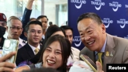 A Chinese tourist takes selfie with Thailand's Prime Minister Srettha Thavisin, during a welcome ceremony of the first batch of Chinese tourists under a five-month visa-free entry scheme at Bangkok’s International Airport, September 25, 2023.(REUTERS/Athit Perawongmetha)