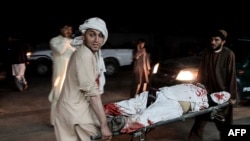 Des secouristes transportent un blessé à hôpital à la suite d'une explosion à Lashkargah, capitale de la province de Helmand, en Afghanistan, le 23 mars 2018. (Archives)